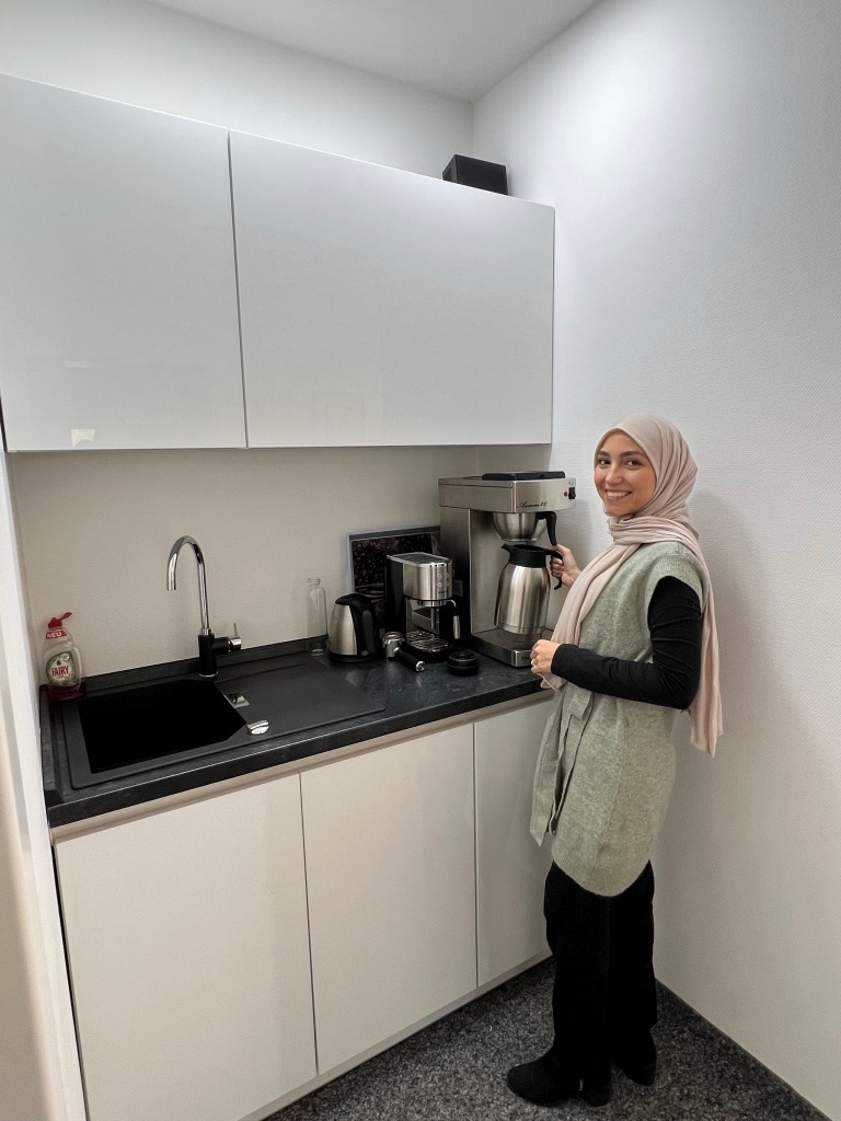 Die Küche des Ingenieurbüros ist mit einer Kaffeemaschine ausgestattet