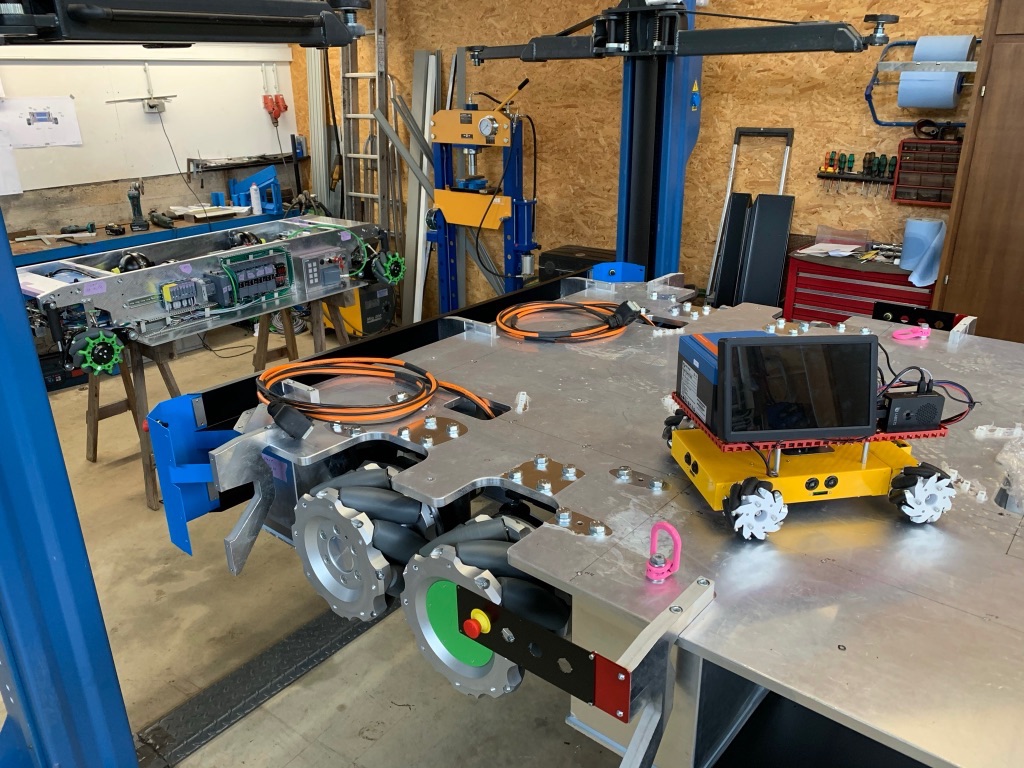 Werkstatt ist ausgestattet mit verschiedenen Maschinen und Werkzeugen, sodass Bauteile gefertigt werden können