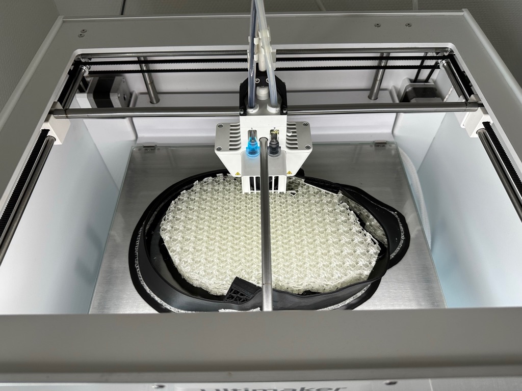 Ansicht eines 3D-Druckers von oben während ein Bauteil gedruckt wird